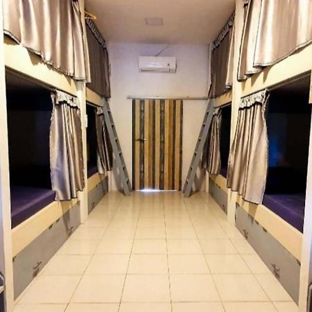 Tiny Room Hostel Toyapakeh Екстер'єр фото